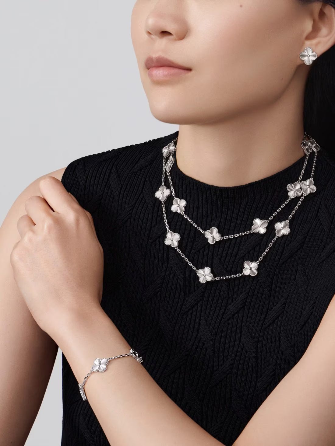 Dây chuyền Van Cleef & Arpels Alhambra dài 20 họa tiết vàng trắng 18k