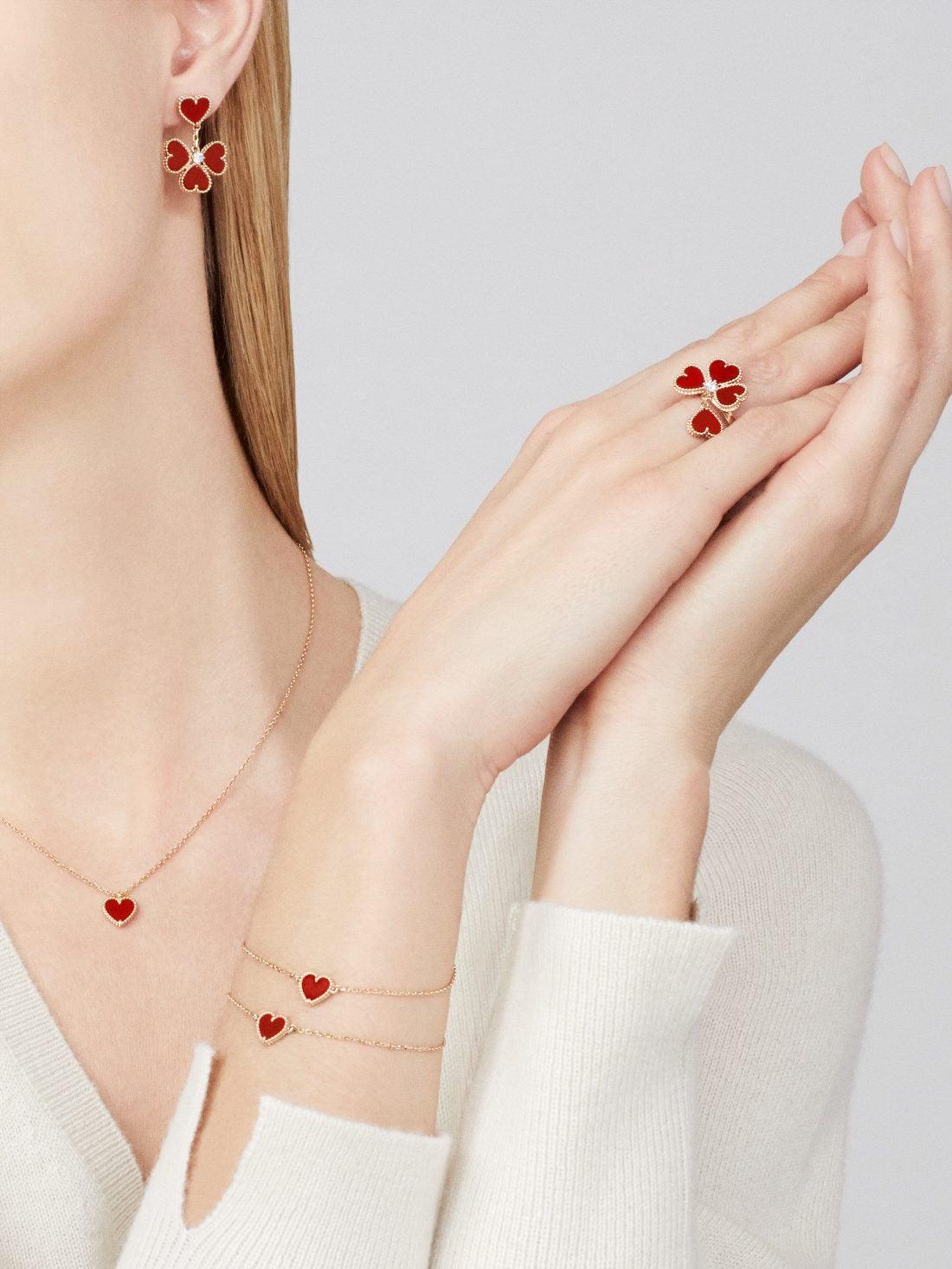 Dây chuyền Van Cleef & Arpels Sweet Alhambra Heart vàng 18K đá Carnelian đỏ