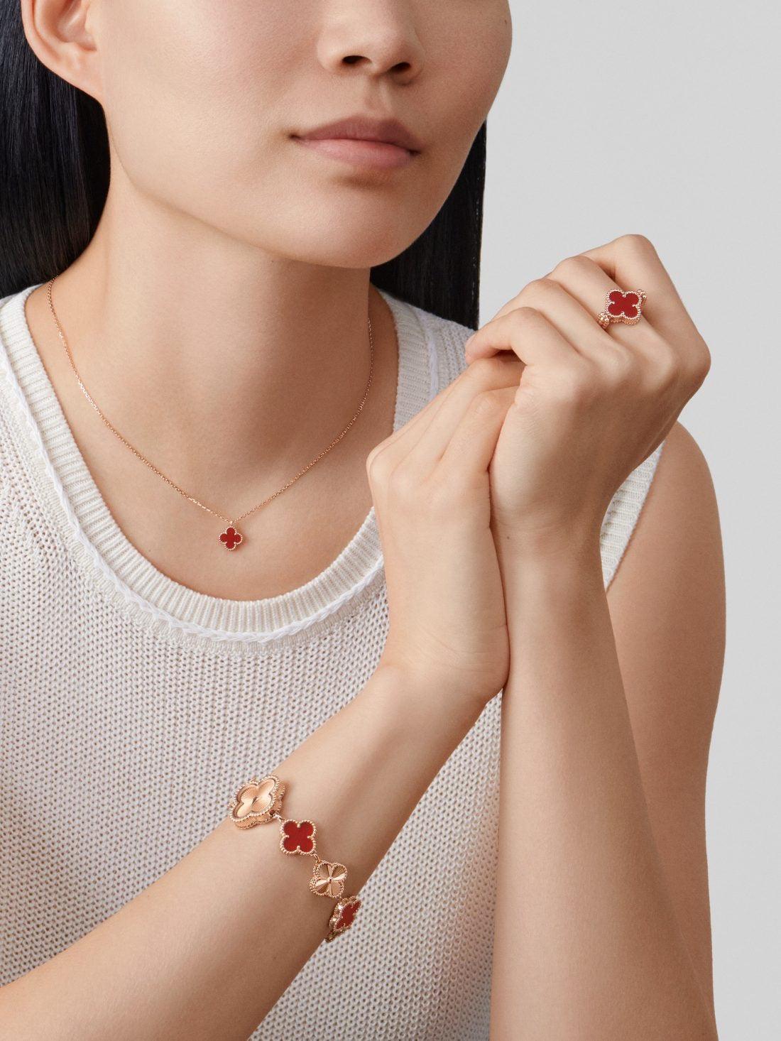 Dây chuyền Van Cleef & Arpels Sweet Alhambra vàng 18K Carnelian đỏ