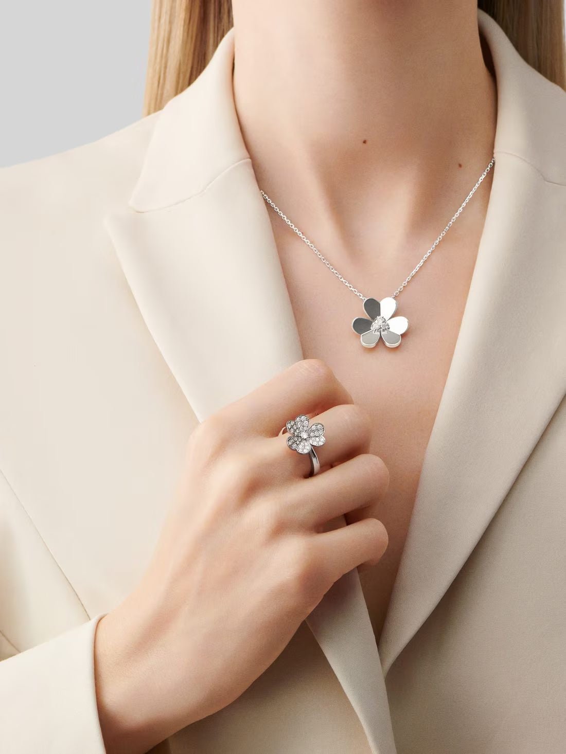 Mặt dây chuyền Van Cleef & Arpels Frivole mẫu lớn vàng trắng