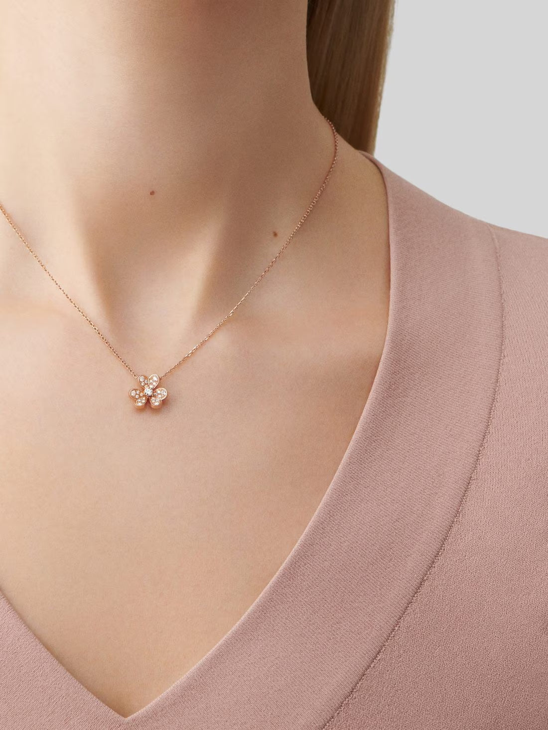   Mặt dây chuyền Van Cleef & Arpels Frivole mini vàng hồng 18K, kim cương