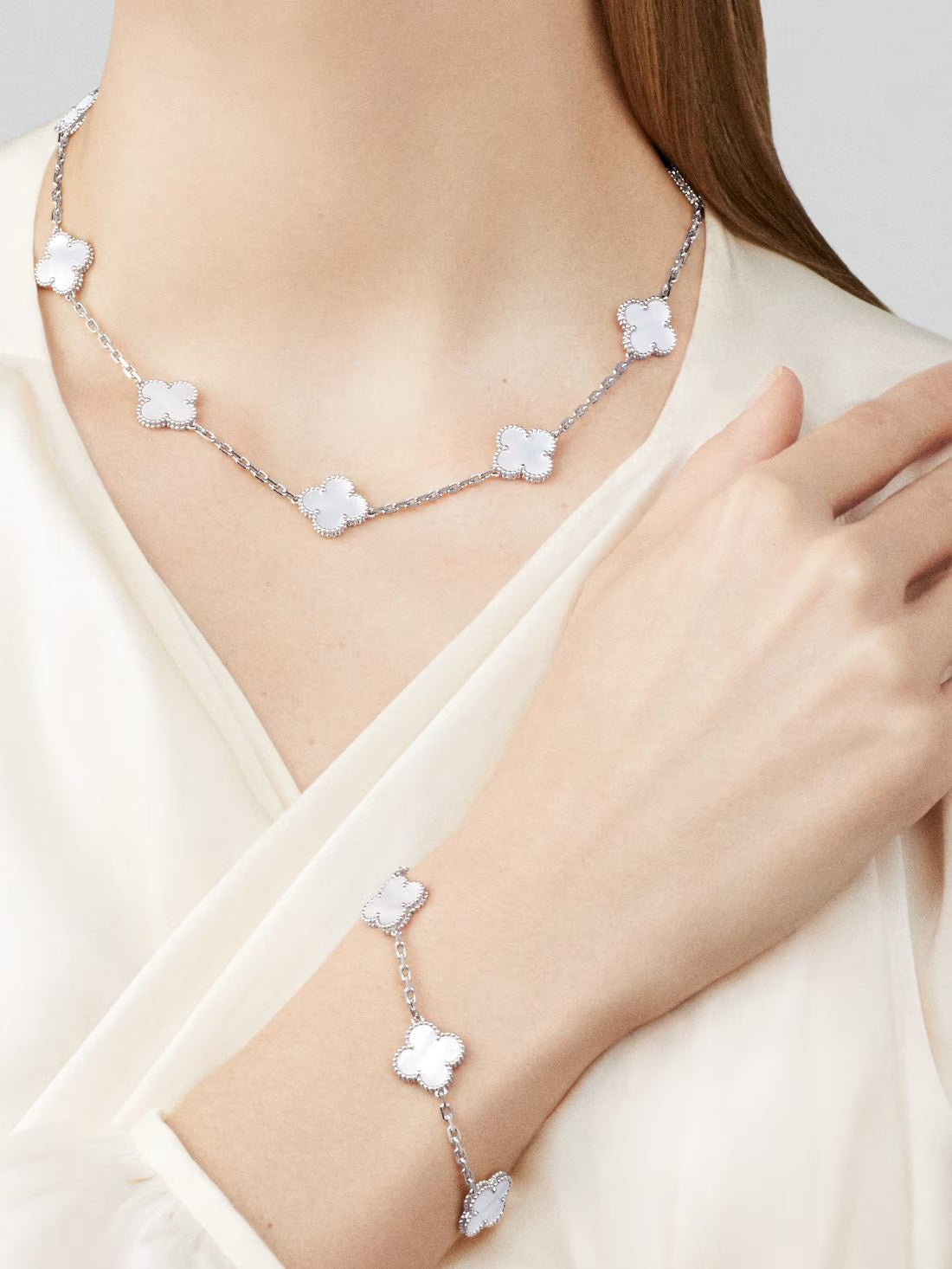   Vòng tay Van Cleef & Arpels Alhambra 5 hoa mother of pearl, vàng trắng 18k