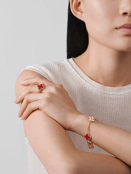   Vòng tay Van Cleef & Arpels Alhambra 5 hoa vàng 18K 3 đá Carnelian đỏ