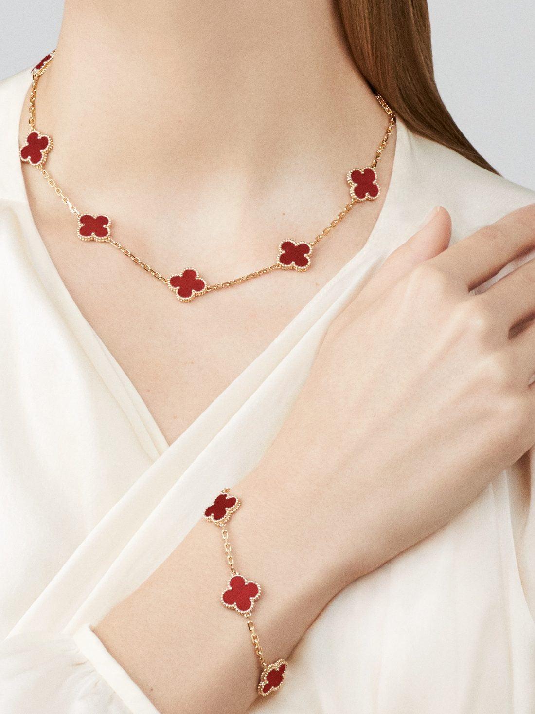 Vòng tay Van Cleef & Arpels Alhambra 5 hoa vàng 18K đá Carnelian đỏ