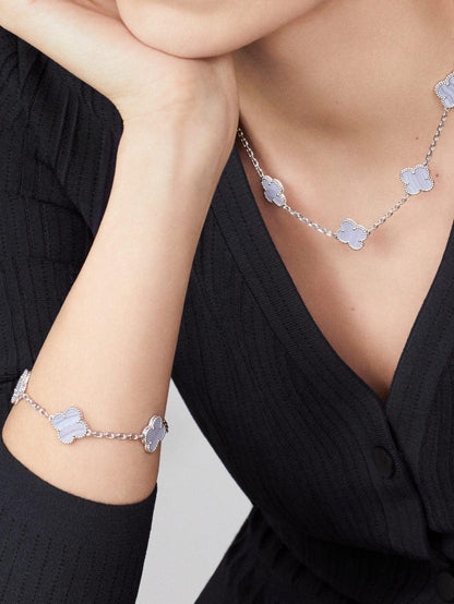 Vòng tay Van Cleef & Arpels Alhambra 5 hoa vàng trắng 18K đá Chalcedony