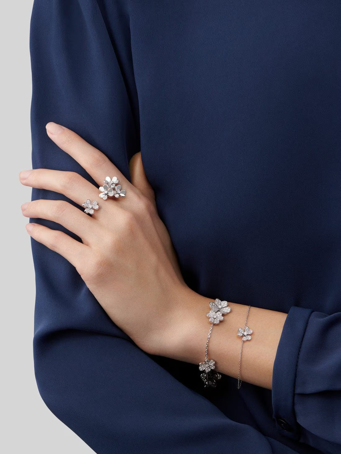   Vòng tay Van Cleef & Arpels Frivole mini vàng trắng 18k full kim cương