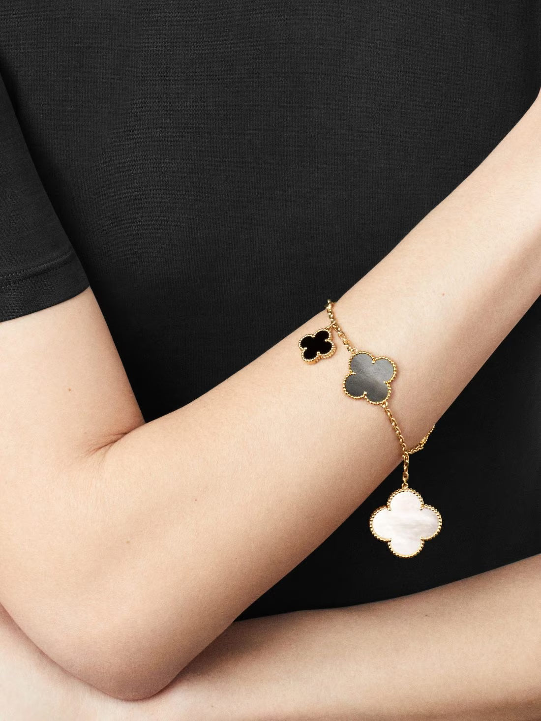   Vòng tay Van Cleef & Arpels Magic Alhambra Xà cừ, Onyx