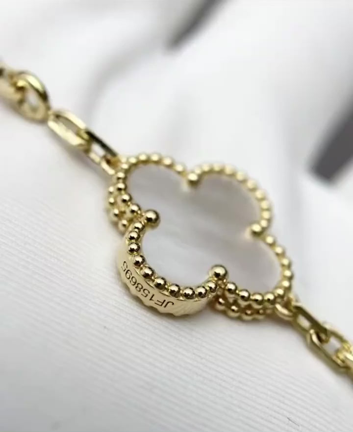 Video chi tiết vòng tay Van Cleef & Arpels Alhambra 5 hoa vàng 18K - xà cừ trắng